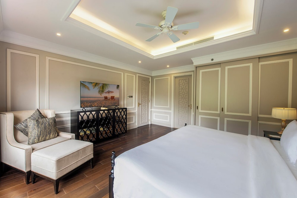 Grand Junior Suite King Hill View - Photo 4