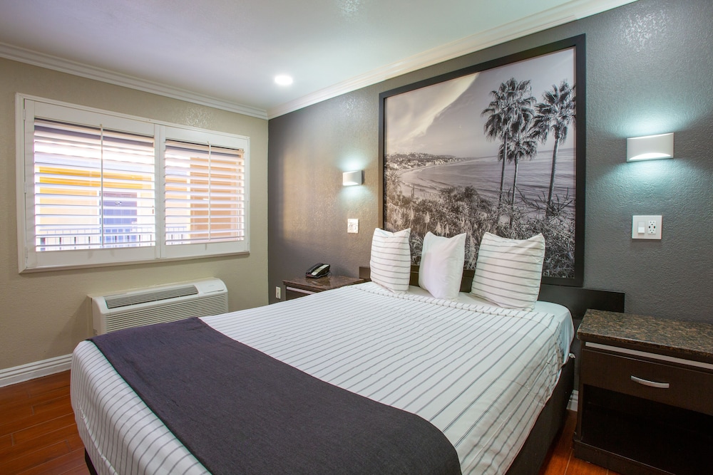 One Queen Bed - Photo 3