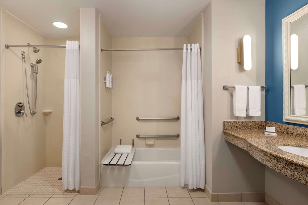 1 King Bed 1 Bedroom Suite Accessible w/ Tub - Photo 7