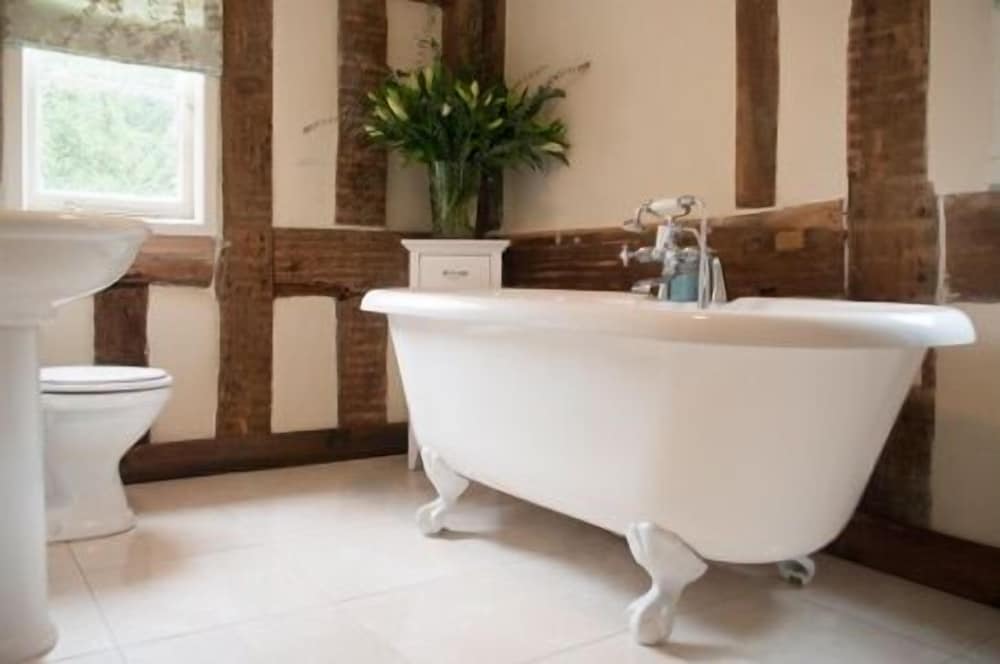Luxury Double Room, 1 King Bed, Private Bathroom (Gold Room) photo 3