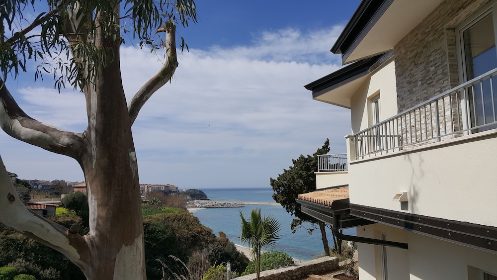 Deluxe Triple Room, 2 Bedrooms, Partial Ocean View, Garden Area