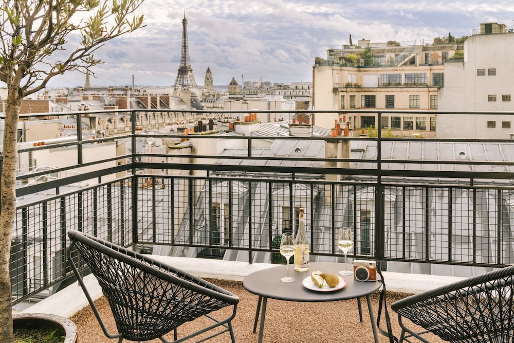 Premium Room, 1 King Bed, Balcony, City View