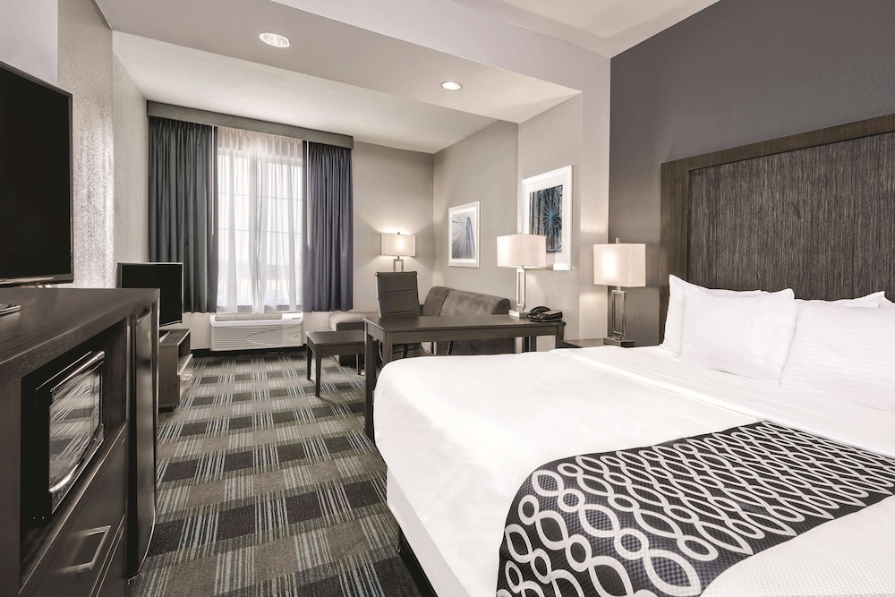 Deluxe Room, 1 King Bed, Non Smoking photo 2
