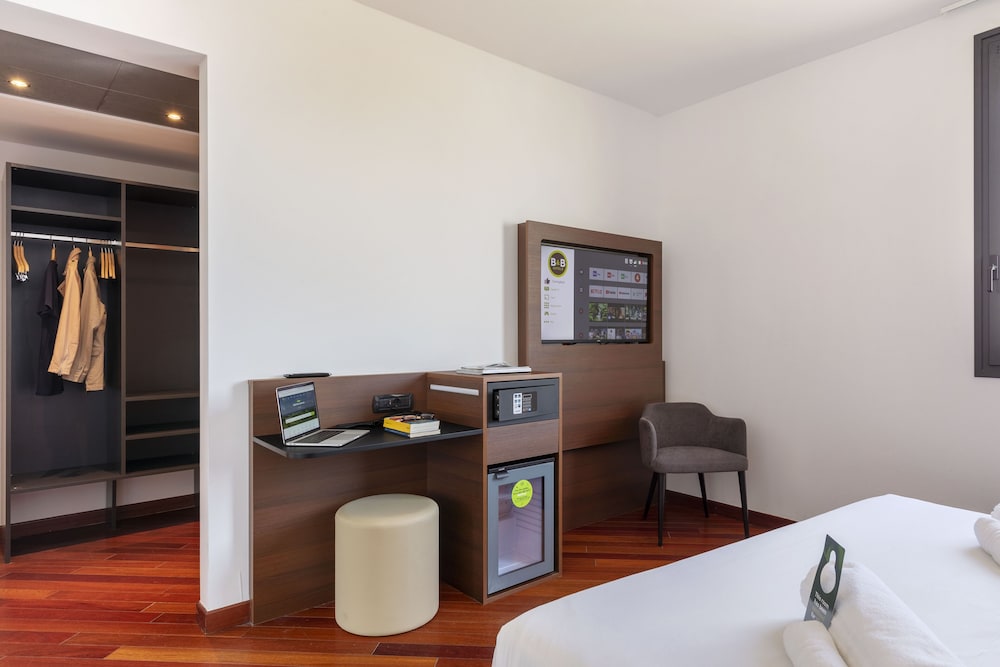 Standard Double Room, Non Smoking - Photo 3