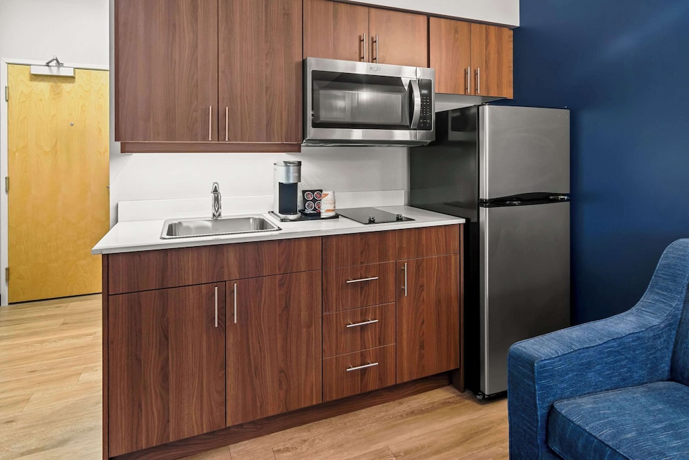 Room, Kitchenette (1 Queen Bed, 1-Person Sofabed) - Photo 4