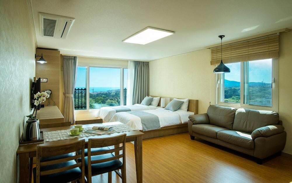 Basis Suite, 2 Schlafzimmer, Kochnische, Teilblick auf das Meer