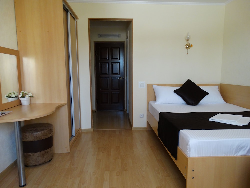 Standard Double Room (9)