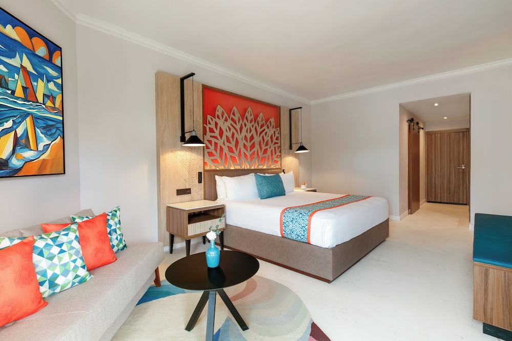 Deluxe Partial Ocean View - 1 King Bed - Photo 3