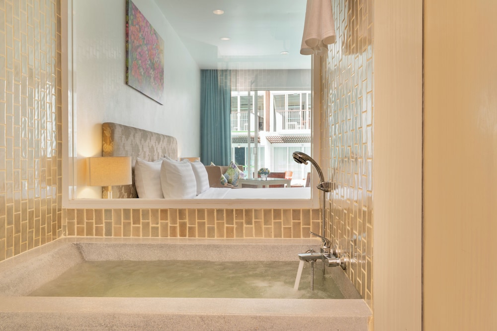 Deluxe Pool Access - Photo 8