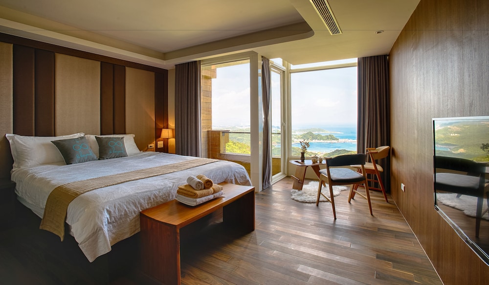 Luxury Double Room, 1 King Bed, Balcony, Ocean View photo 3