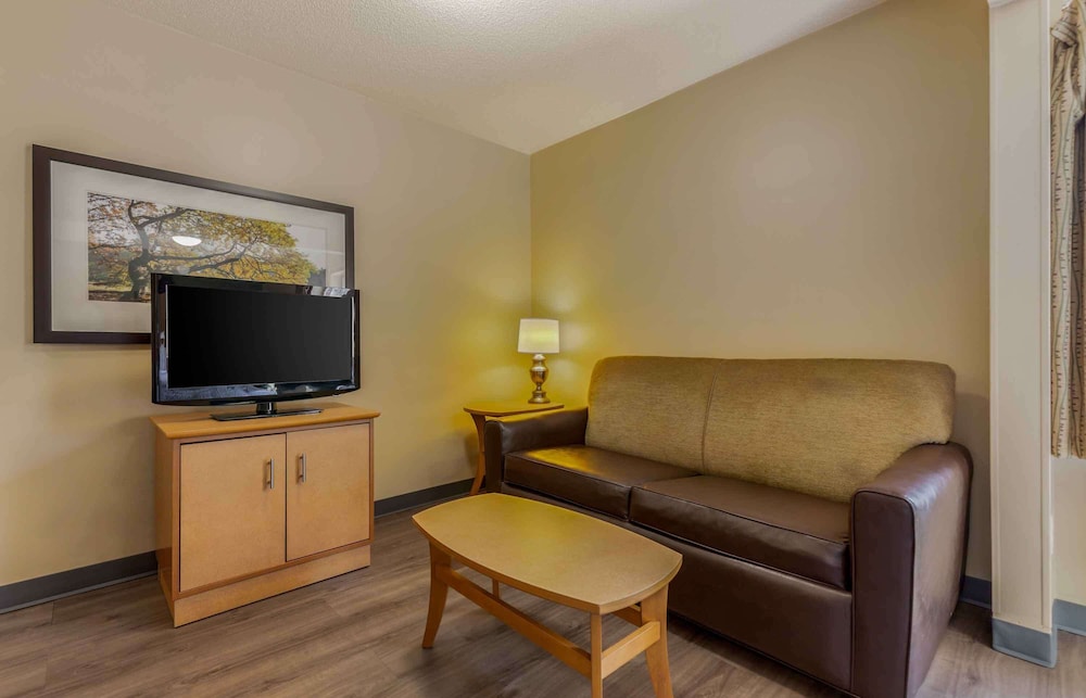 Deluxe Studio, 1 Queen Bed With Sofa Bed, Non Smoking - Photo 3