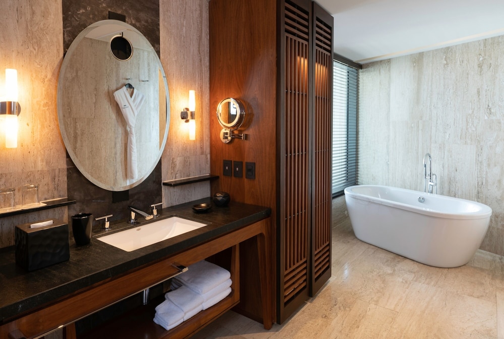 Junior Suite, 1 King Bed (Partial Ocean View) photo 2