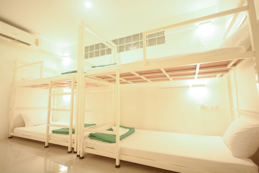 Private Room 6 Beds with Shared Bathroom photo 2