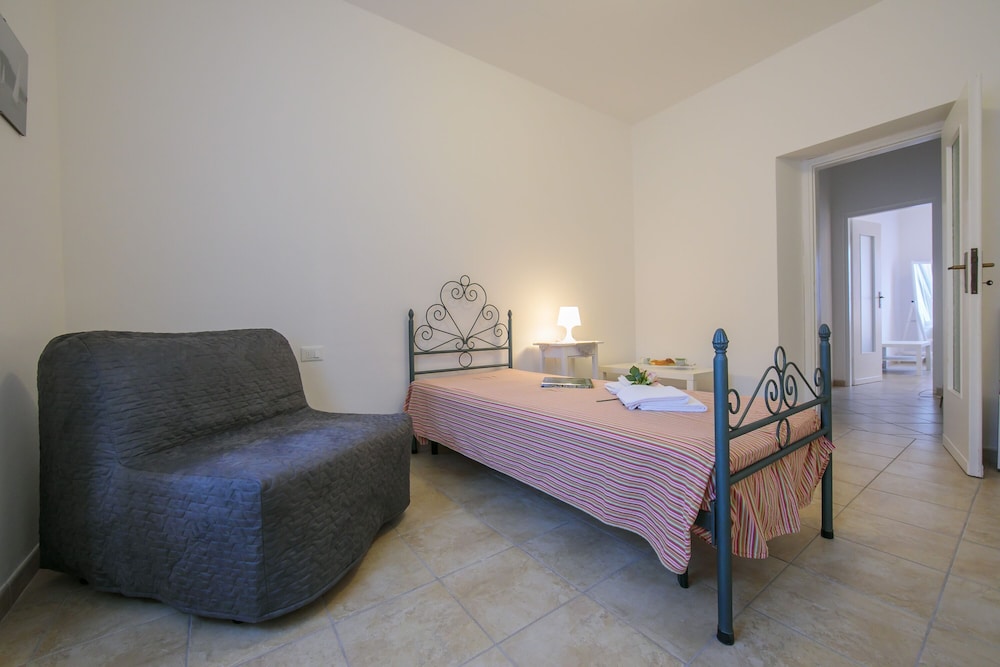 Family Apartment, Multiple Bedrooms (Casa Al Caprifoglio 600m From Beach) photo 2