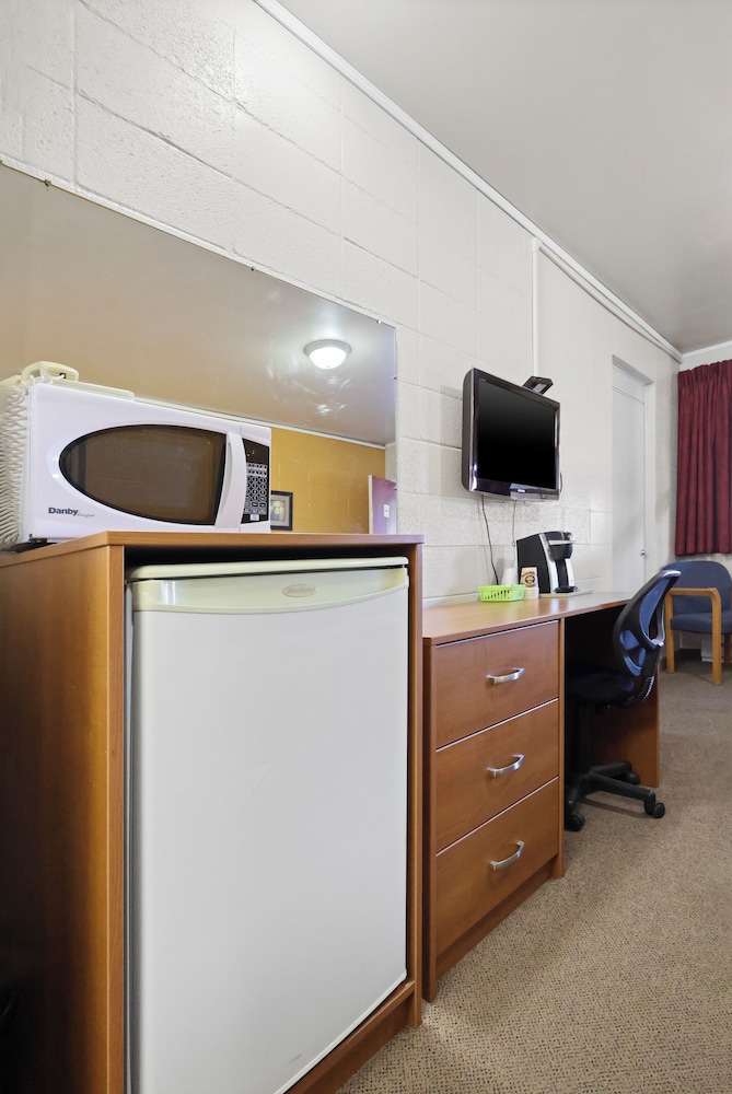 Standard Room, 2 Queen Beds (Not Pet Friendly) photo 3