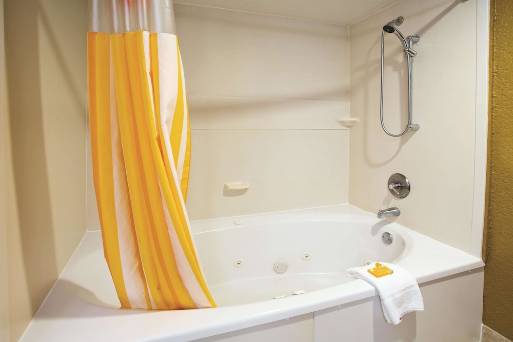 Suite, 1 King Bed, Non Smoking, Jetted Tub - Photo 4