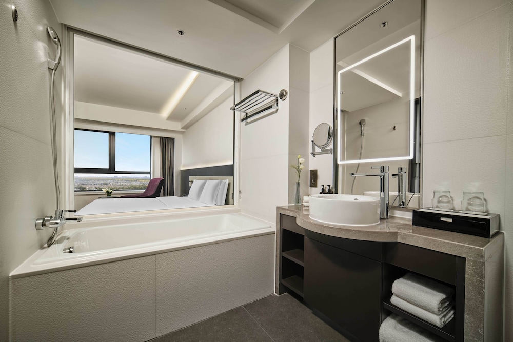 Standard Room, 1 King Bed (High Floor) thumbnail 6