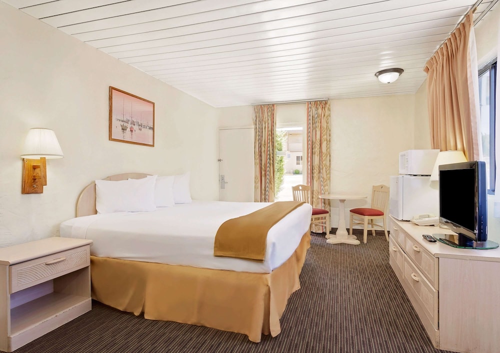 Room, 1 King Bed - Photo 2