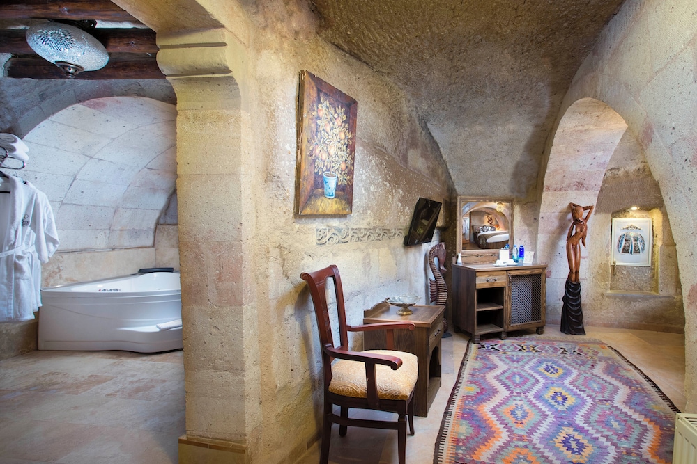 Deluxe Cave Room With Jakuzzi - Photo 8
