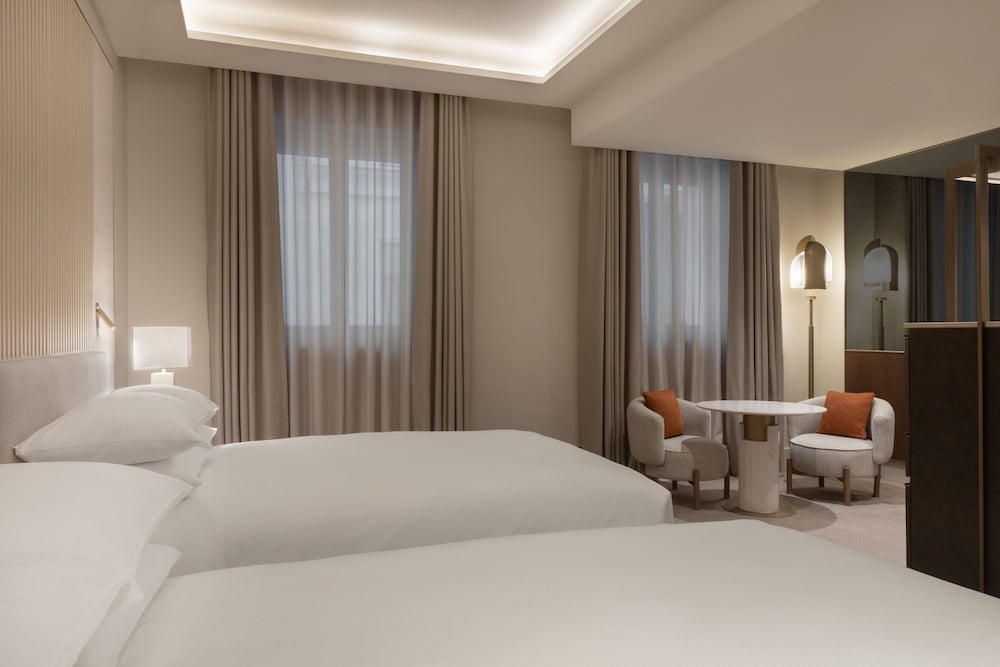 Deluxe Room, 2 Double Beds, Non Smoking, Courtyard View thumbnail 5