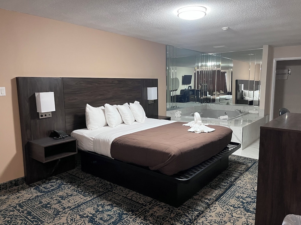 Standard Room, 1 King Bed, Hot Tub photo 1