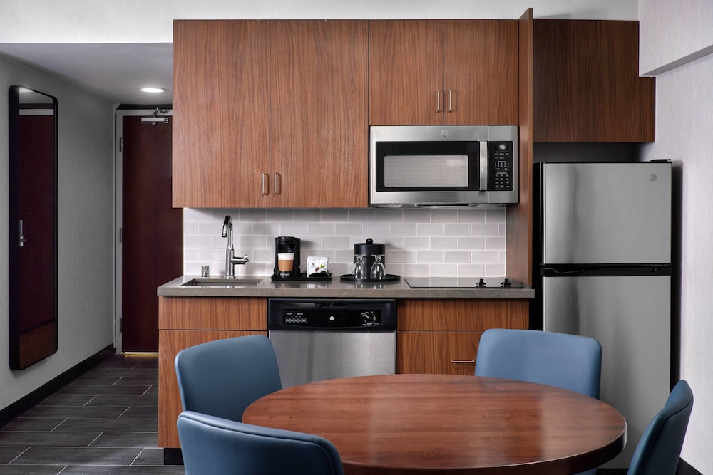 Suite, 1 Bedroom - Photo 2