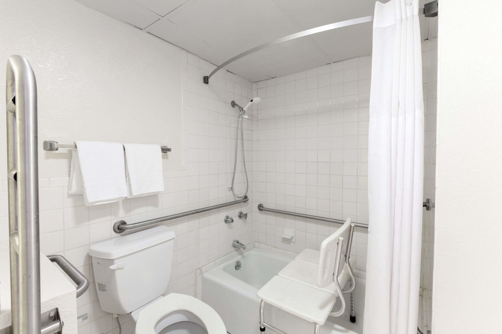 Room, 1 Queen Bed, Accessible, Smoking - Photo 5