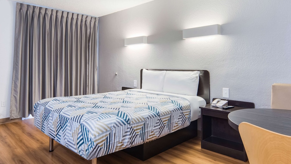 Deluxe Suite, 1 King Bed, Non Smoking, Kitchenette photo 3