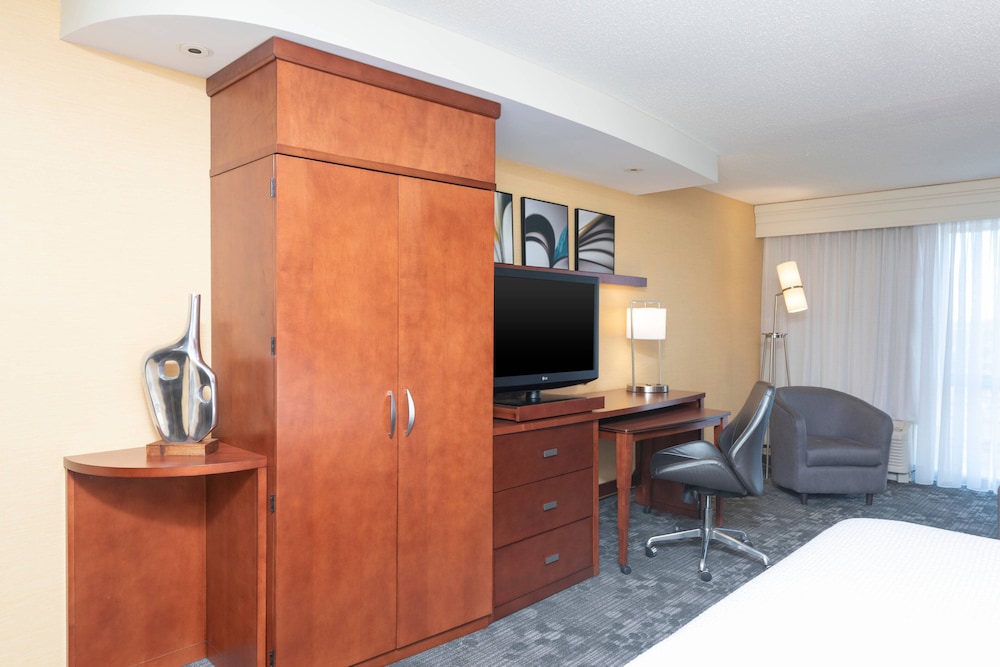 Executive Suite, 1 Bedroom - Photo 2