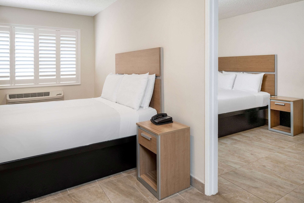 Suite, 2 Queen Beds, Non Smoking - Photo 2