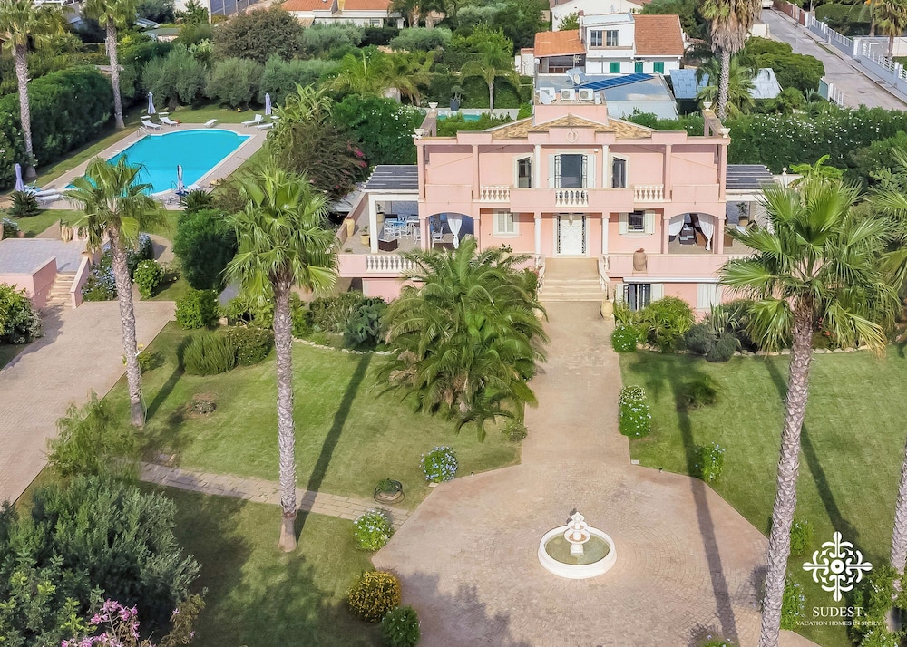 Superior Villa photo 1