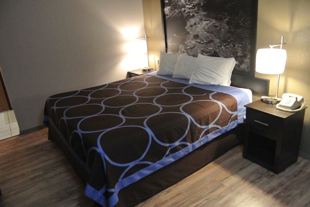 Room, 1 King Bed, Non Smoking (First floor room, no stairs) - Photo 2