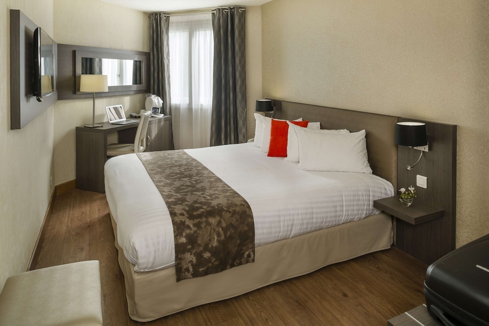 Executive Room, 1 King Bed, Non Smoking, Hill View - Photo 2