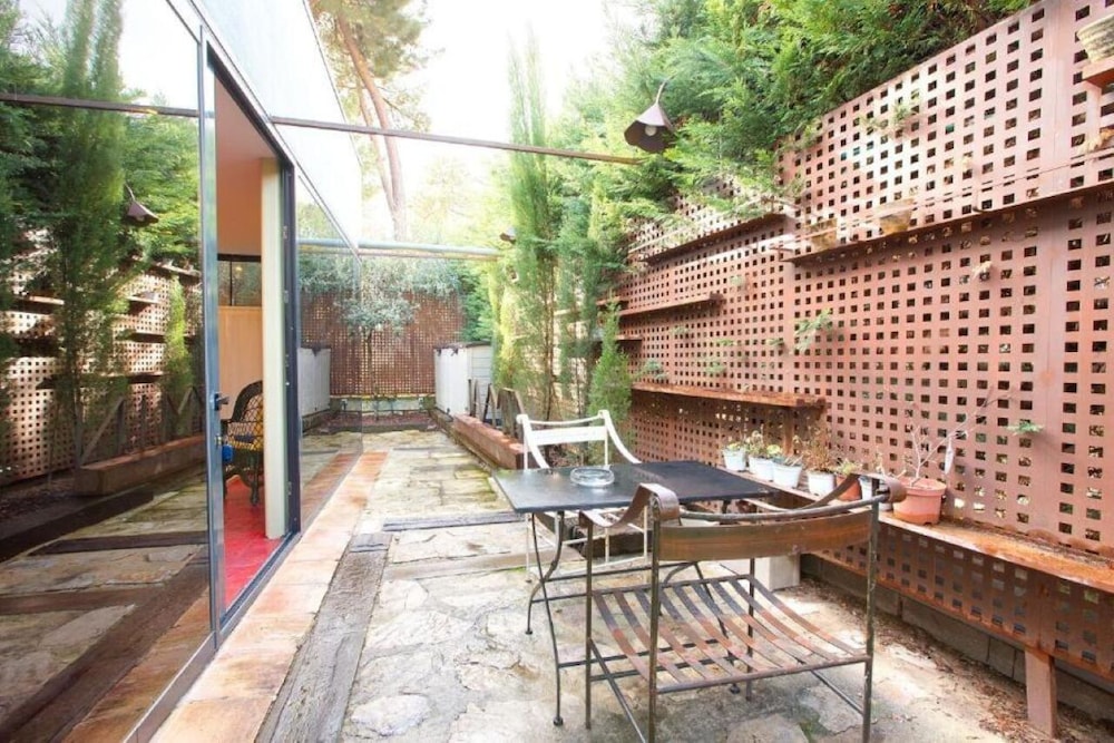 Deluxe Suite, 1 King Bed, Jetted Tub, Garden View photo 3