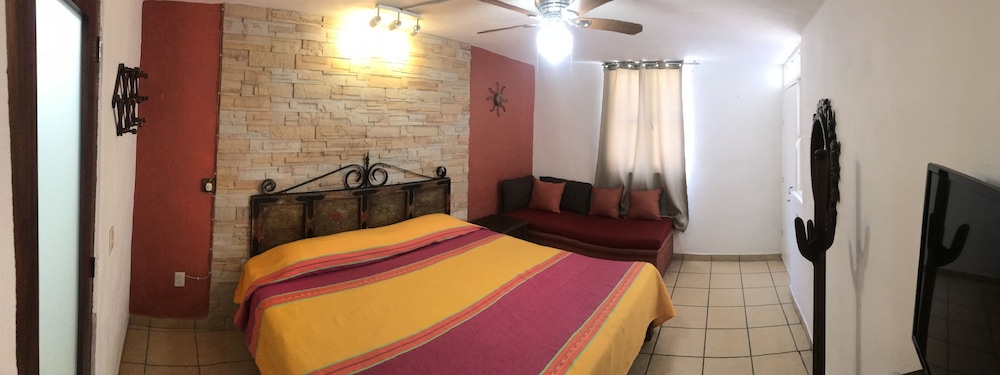Deluxe Room, 1 King Bed, Private Bathroom photo 3