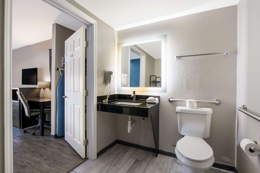 Standard Room, 1 King Bed, Accessible, Kitchenette photo 2