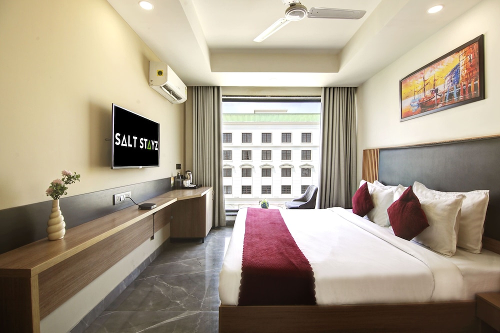 Superior Room with Balcony - Photo 8