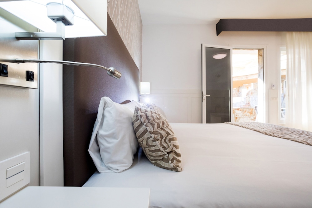 Room (1 Adult) - Photo 4