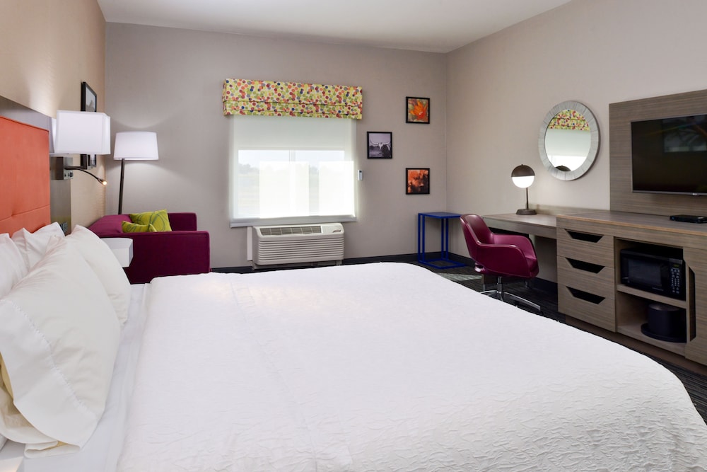 Standard Room, 1 King Bed, Non Smoking photo 3