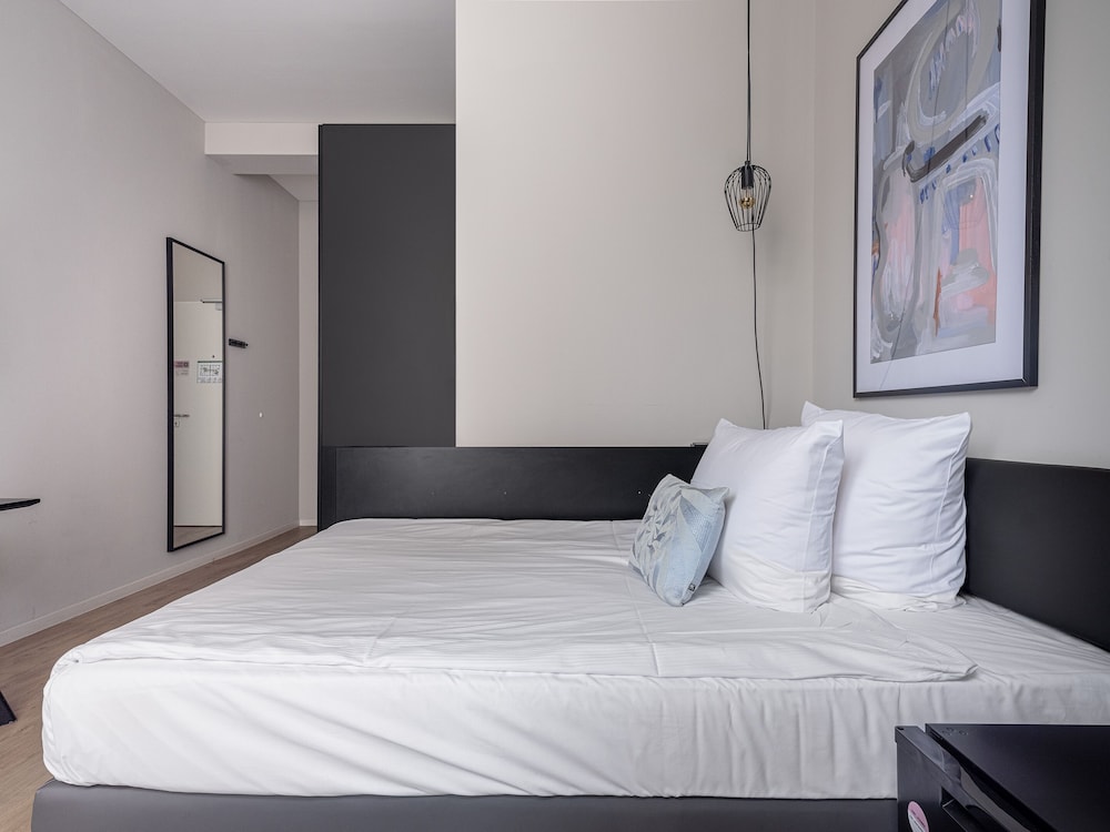 M Room - Single Bed, Stairs Access Only - Photo 2
