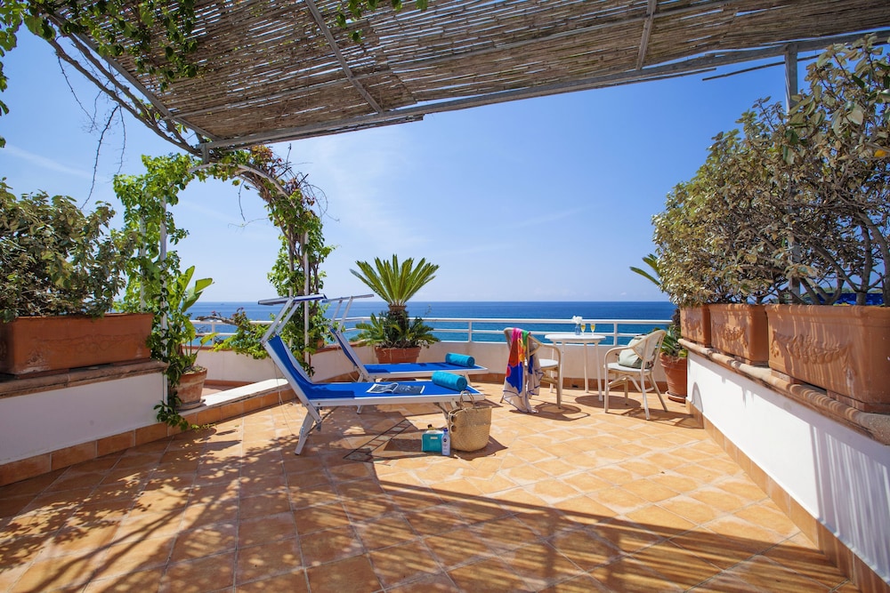Superior Double Room, Private Bathroom, Sea View photo 2