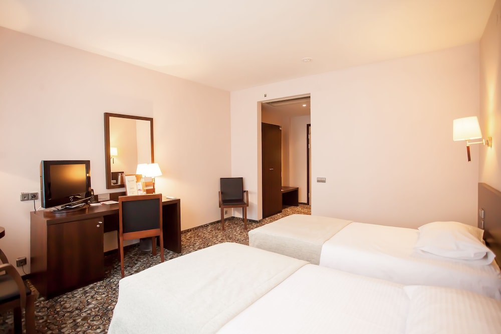 Standard Room, 2 Twin Beds, City View photo 2