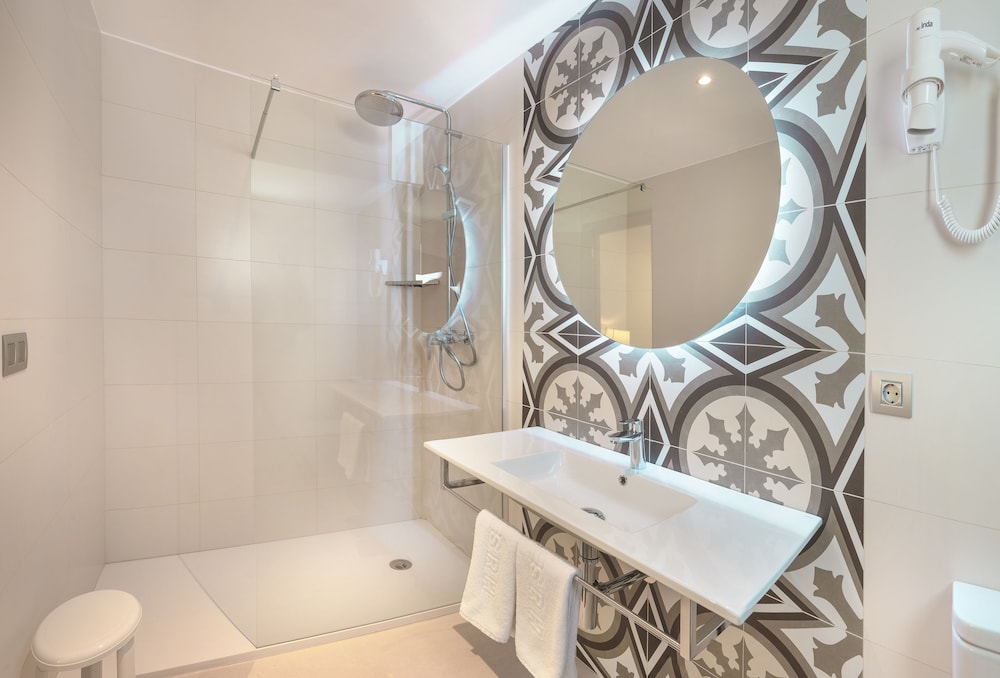 Double or Twin Room, Sea View - Photo 6