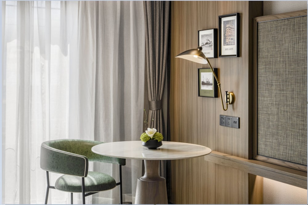 Deluxe King Room - Photo 2