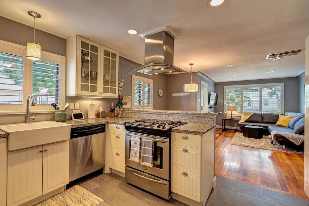 Modern Littleton Cottage 2 Blocks to Main Pets Fenced Backyard Firepit, Bilde 21