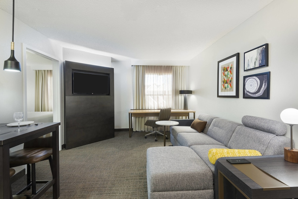 Suite, 1 Bedroom - Photo 1