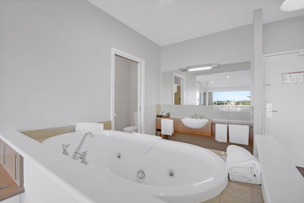 Lake View Spa Suite photo 2