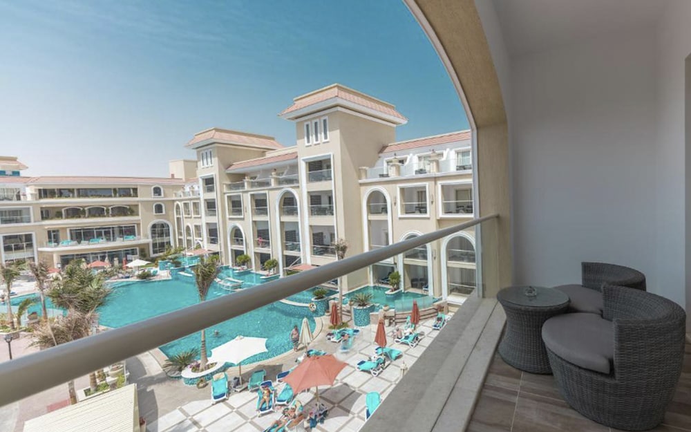 Deluxe Room, Pool View photo 2