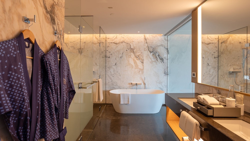 Premier Double Room thumbnail 5