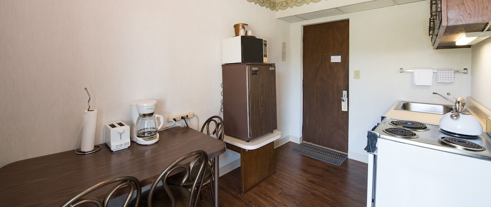 2 Queens with kitchen and patio room